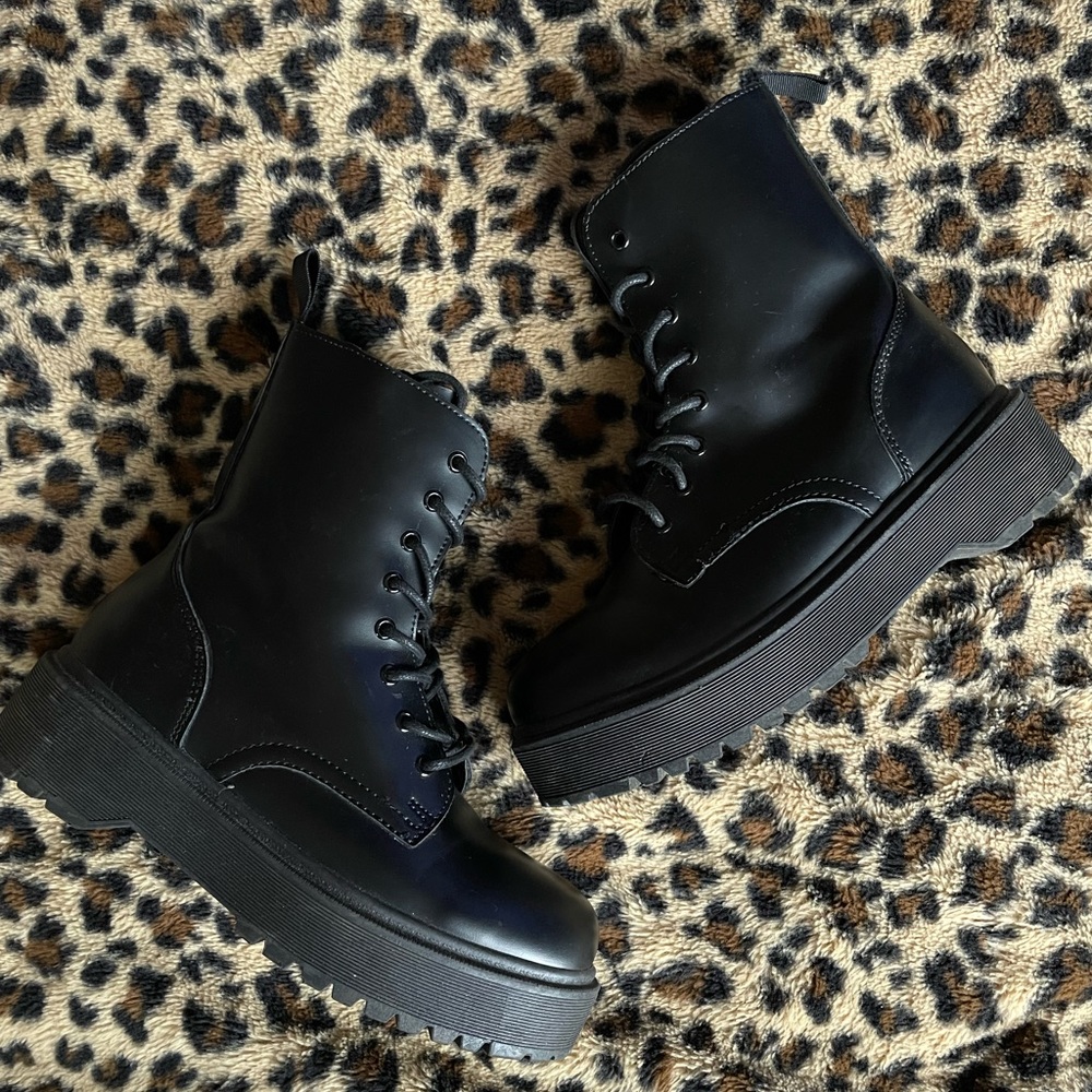 UNBRANDED BLACK COMBAT BOOTS WITH ZIPPER